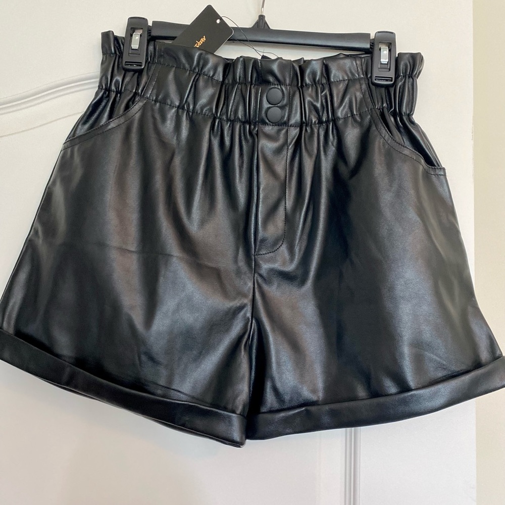 Shinestar Women’s Black Faux Leather Paperbag Shorts NWT - Sz M 😎